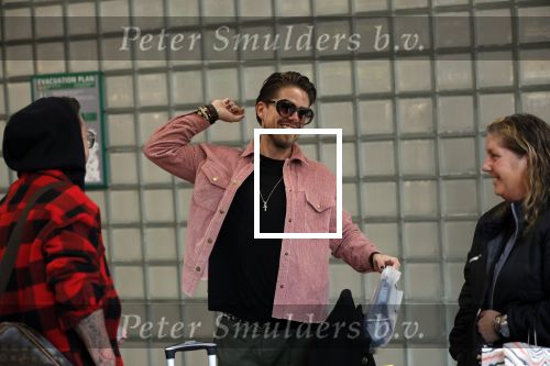 Schiphol 29 november 2019
Andre Hazes en zijn neef/vriend Djarno Hofland arriveren op schiphol nadat ze samen in New York NY zijn geweest. De moederf van Djarno staat ze op te wachten.