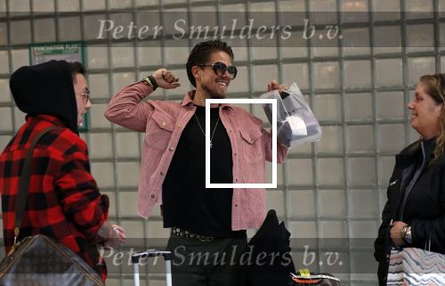Schiphol 29 november 2019
Andre Hazes en zijn neef/vriend Djarno Hofland arriveren op schiphol nadat ze samen in New York NY zijn geweest. De moederf van Djarno staat ze op te wachten.