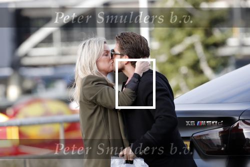 Schiphol 29 november 2019
Andre Hazes en zijn neef/vriend Djarno Hofland arriveren op schiphol nadat ze samen in New York NY zijn geweest. Bridget Maasland haalt hem op met de BMW X6 van Andre. Ze stond buiten te wachten