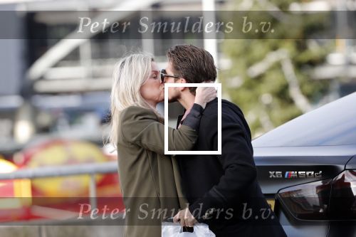 Schiphol 29 november 2019
Andre Hazes en zijn neef/vriend Djarno Hofland arriveren op schiphol nadat ze samen in New York NY zijn geweest. Bridget Maasland haalt hem op met de BMW X6 van Andre. Ze stond buiten te wachten