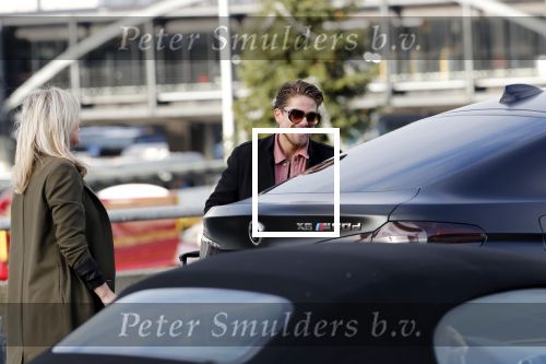 Schiphol 29 november 2019
Andre Hazes en zijn neef/vriend Djarno Hofland arriveren op schiphol nadat ze samen in New York NY zijn geweest. Bridget Maasland haalt hem op met de BMW X6 van Andre. Ze stond buiten te wachten
