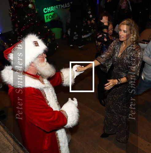 Amsterdam, 6 December 2019
Sky Radioâ€™s Christmas Tree For Charity met BN-ers
Anouk Smulders en Kerstman sky radio