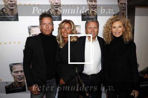 Amsterdam 2 december 2019
Boep presentatie Marco v Basten in de stadsschouwburg van Amsterdam.
Anton Broekhuizen met vrouw en Bart met vrouw