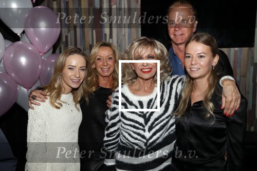 Aalsmeer 18 november 2019
Bonnie st Claire viert haar 70e verjaardag in de Praam in Aalsmeer. Bonnie met Wino Romy en Jacky Omzigt en Sylvana Borsato