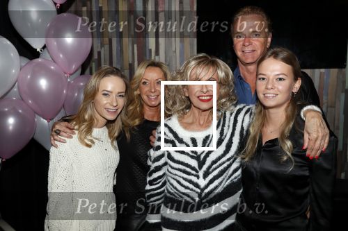 Aalsmeer 18 november 2019
Bonnie st Claire viert haar 70e verjaardag in de Praam in Aalsmeer. Bonnie met Wino Romy en Jacky Omzigt en Sylvana Borsato