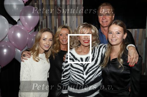 Aalsmeer 18 november 2019
Bonnie st Claire viert haar 70e verjaardag in de Praam in Aalsmeer. Bonnie met Wino Romy en Jacky Omzigt en Sylvana Borsato