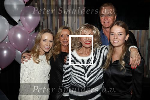 Aalsmeer 18 november 2019
Bonnie st Claire viert haar 70e verjaardag in de Praam in Aalsmeer. Bonnie met Wino Romy en Jacky Omzigt en Sylvana Borsato