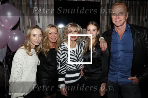 Aalsmeer 18 november 2019
Bonnie st Claire viert haar 70e verjaardag in de Praam in Aalsmeer. Bonnie met Wino Romy en Jacky Omzigt en Sylvana Borsato