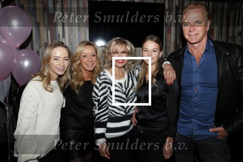 Aalsmeer 18 november 2019
Bonnie st Claire viert haar 70e verjaardag in de Praam in Aalsmeer. Bonnie met Wino Romy en Jacky Omzigt en Sylvana Borsato
