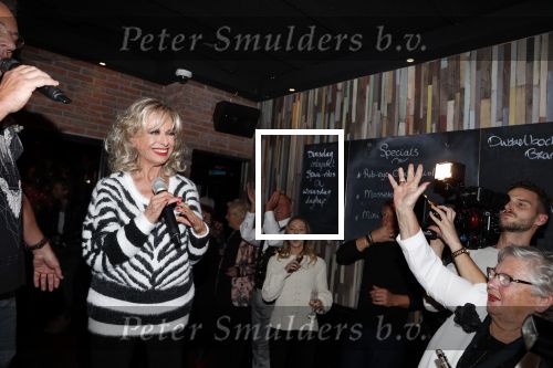 Aalsmeer 18 november 2019
Bonnie st Claire viert haar 70e verjaardag in de Praam in Aalsmeer. Bonnie met Gerard Joling