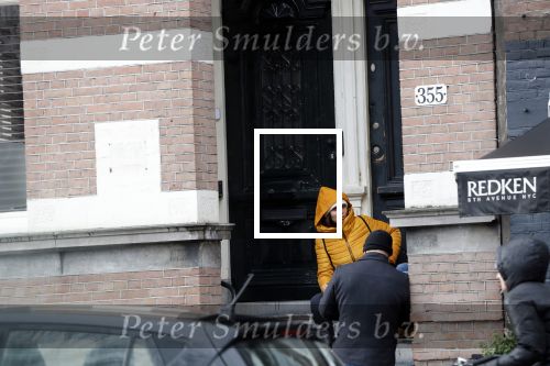 Amsterdam 13 november 2019
Bridget Masland verlaat haar huis en Andre Hazes is ook bij haar . Zijn auto staat aan zijkant geparkeerd.