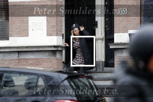 Amsterdam 13 november 2019
Bridget Masland verlaat haar huis en Andre Hazes is ook bij haar . Zijn auto staat aan zijkant geparkeerd.