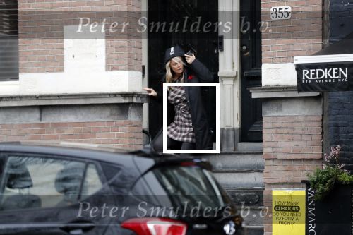 Amsterdam 13 november 2019
Bridget Masland verlaat haar huis en Andre Hazes is ook bij haar . Zijn auto staat aan zijkant geparkeerd.