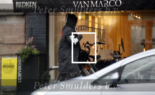 Amsterdam 13 november 2019
Bridget Masland verlaat haar huis en Andre Hazes is ook bij haar . Zijn auto staat aan zijkant geparkeerd.