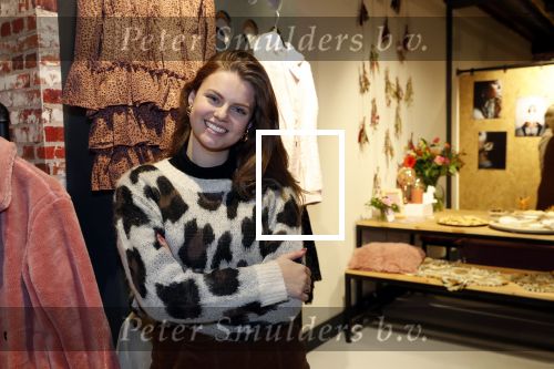 Beverwijk 23 november 2019
Opening winkel van Moise Trustfull in het centrum van Beverwijk.
Haar vader Orlando en moeder Quinty zijn natuurlijk aanwezig. Britt Scholte