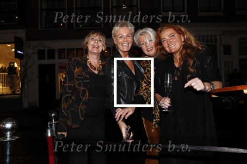 Amsterdam 27 november 2019
Opening winkel Modetheater By Caroline V Eeden van Chateau Meiland bij 9 straatjes. Met mede eigenaressen