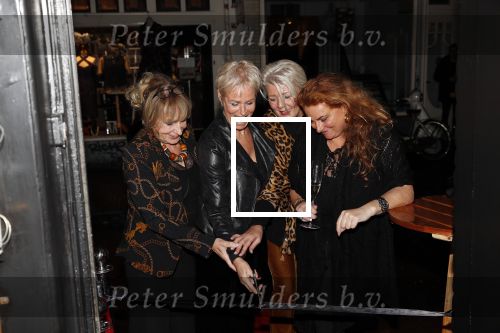 Amsterdam 27 november 2019
Opening winkel Modetheater By Caroline V Eeden van Chateau Meiland bij 9 straatjes. Met mede eigenaressen