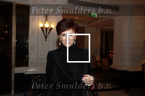 Amsterdam 25 november 2019
Boekpresentatie Victor Mids en Oscar Verpoort ( MINDFUCK) in het Amstel Hotel . Hans Kazan krijgt het eerste exemplaar. Chazia Mourali