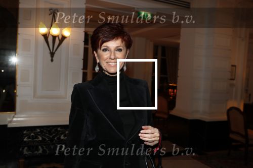 Amsterdam 25 november 2019
Boekpresentatie Victor Mids en Oscar Verpoort ( MINDFUCK) in het Amstel Hotel . Hans Kazan krijgt het eerste exemplaar. Chazia Mourali