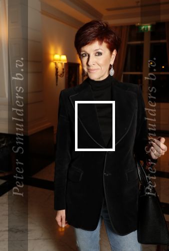 Amsterdam 25 november 2019
Boekpresentatie Victor Mids en Oscar Verpoort ( MINDFUCK) in het Amstel Hotel . Hans Kazan krijgt het eerste exemplaar. Chazia Mourali