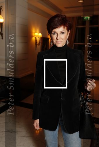 Amsterdam 25 november 2019
Boekpresentatie Victor Mids en Oscar Verpoort ( MINDFUCK) in het Amstel Hotel . Hans Kazan krijgt het eerste exemplaar. Chazia Mourali