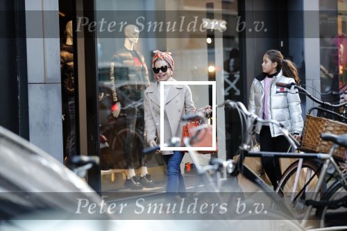 Amsterdam 30 november 2019
Connie Witteman met kleindochter aan het winkelen op de pc hooftstraat.