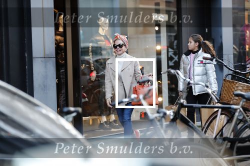 Amsterdam 30 november 2019
Connie Witteman met kleindochter aan het winkelen op de pc hooftstraat.