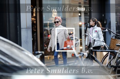 Amsterdam 30 november 2019
Connie Witteman met kleindochter aan het winkelen op de pc hooftstraat.