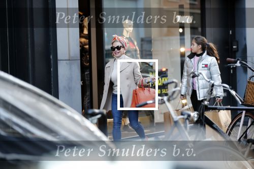 Amsterdam 30 november 2019
Connie Witteman met kleindochter aan het winkelen op de pc hooftstraat.