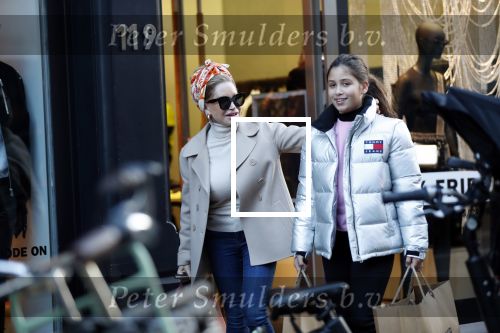 Amsterdam 30 november 2019
Connie Witteman met kleindochter aan het winkelen op de pc hooftstraat.