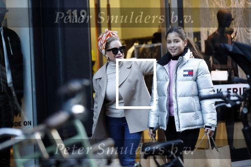Amsterdam 30 november 2019
Connie Witteman met kleindochter aan het winkelen op de pc hooftstraat.