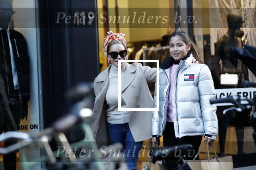 Amsterdam 30 november 2019
Connie Witteman met kleindochter aan het winkelen op de pc hooftstraat.