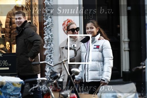 Amsterdam 30 november 2019
Connie Witteman met kleindochter aan het winkelen op de pc hooftstraat.