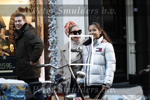 Amsterdam 30 november 2019
Connie Witteman met kleindochter aan het winkelen op de pc hooftstraat.
