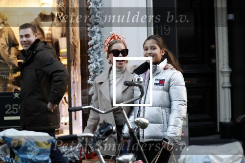 Amsterdam 30 november 2019
Connie Witteman met kleindochter aan het winkelen op de pc hooftstraat.