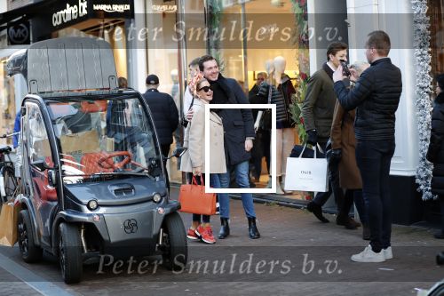 Amsterdam 30 november 2019
Connie Witteman met kleindochter aan het winkelen op de pc hooftstraat.