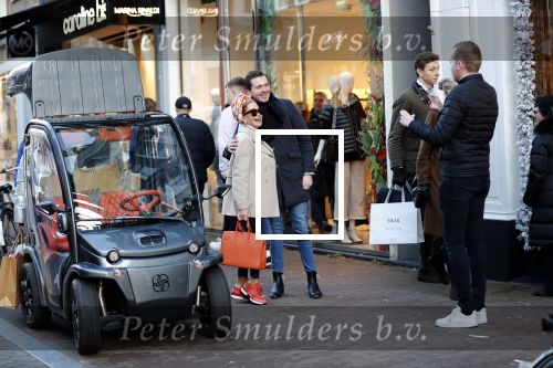 Amsterdam 30 november 2019
Connie Witteman met kleindochter aan het winkelen op de pc hooftstraat.