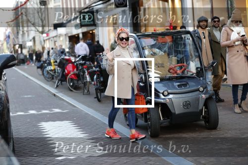 Amsterdam 30 november 2019
Connie Witteman met kleindochter aan het winkelen op de pc hooftstraat.