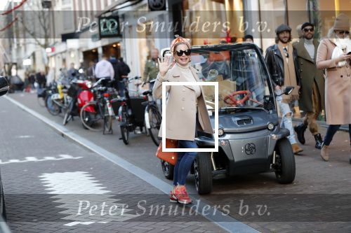 Amsterdam 30 november 2019
Connie Witteman met kleindochter aan het winkelen op de pc hooftstraat.