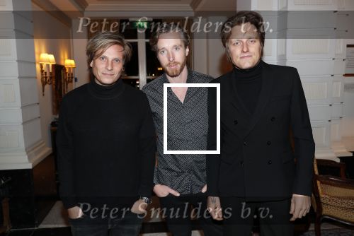Amsterdam 25 november 2019
Boekpresentatie Victor Mids en Oscar Verpoort ( MINDFUCK) in het Amstel Hotel . Hans Kazan krijgt het eerste exemplaar. Di-Rect