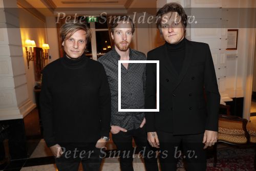 Amsterdam 25 november 2019
Boekpresentatie Victor Mids en Oscar Verpoort ( MINDFUCK) in het Amstel Hotel . Hans Kazan krijgt het eerste exemplaar. Di-Rect