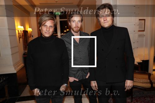 Amsterdam 25 november 2019
Boekpresentatie Victor Mids en Oscar Verpoort ( MINDFUCK) in het Amstel Hotel . Hans Kazan krijgt het eerste exemplaar. Di-Rect