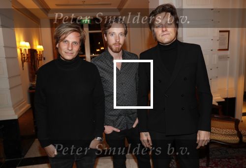 Amsterdam 25 november 2019
Boekpresentatie Victor Mids en Oscar Verpoort ( MINDFUCK) in het Amstel Hotel . Hans Kazan krijgt het eerste exemplaar. Di-Rect