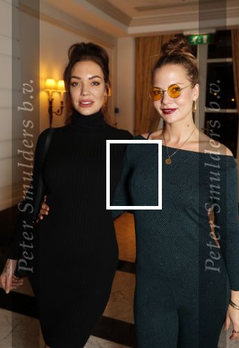 Amsterdam 25 november 2019
Boekpresentatie Victor Mids en Oscar Verpoort ( MINDFUCK) in het Amstel Hotel . Hans Kazan krijgt het eerste exemplaar. Dorien Rose  kwam met haar zus