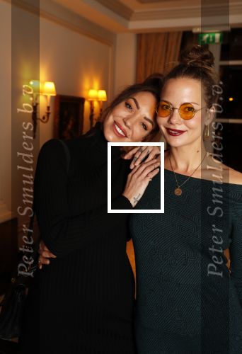Amsterdam 25 november 2019
Boekpresentatie Victor Mids en Oscar Verpoort ( MINDFUCK) in het Amstel Hotel . Hans Kazan krijgt het eerste exemplaar. Dorien Rose  kwam met haar zus