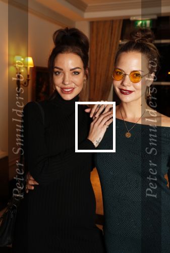 Amsterdam 25 november 2019
Boekpresentatie Victor Mids en Oscar Verpoort ( MINDFUCK) in het Amstel Hotel . Hans Kazan krijgt het eerste exemplaar. Dorien Rose  kwam met haar zus