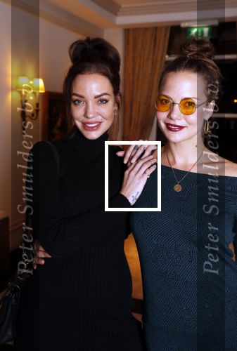 Amsterdam 25 november 2019
Boekpresentatie Victor Mids en Oscar Verpoort ( MINDFUCK) in het Amstel Hotel . Hans Kazan krijgt het eerste exemplaar. Dorien Rose  kwam met haar zus