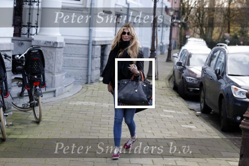 December 1 december 2019
Estelle Cruijff op weg naar haar huis.