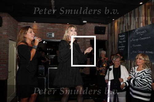 Aalsmeer 18 november 2019
Bonnie st Claire viert haar 70e verjaardag in de Praam in Aalsmeer.
Esther Oosterbeek en Anita Heilker