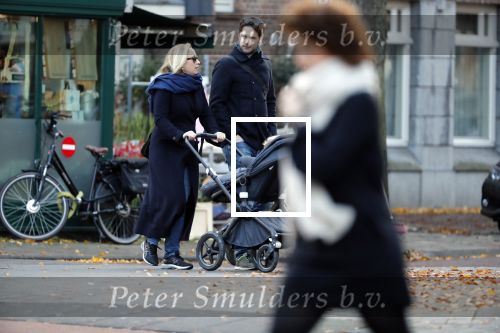Amsterdam 30 november 2019
Eva Jinek met partner achter de kinderwagen.